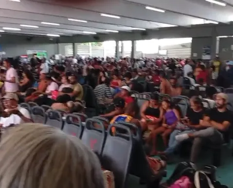Filas e atrasos dificultam travessia para votar na Ilha de Itaparica