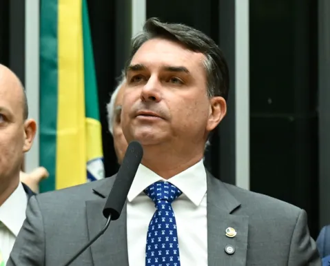 Flávio Bolsonaro reage a afastamento do diretor da PF: “Desmascarado” - Imagem