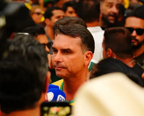 Flávio Bolsonaro desiste de debate da Globo e culpa TSE