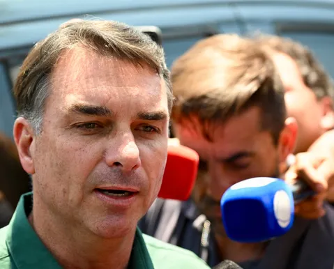 Flávio Bolsonaro diz que não dará cargo ao pai caso seja eleito