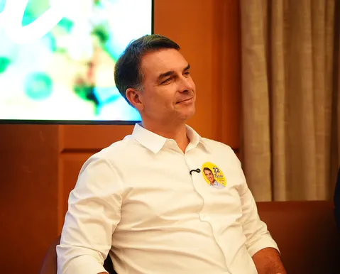 Flávio Bolsonaro faz primeira visita ao pai após decisão de Moraes