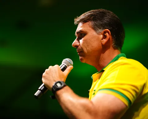 Flávio Bolsonaro nega que vá tirar título de Padroeira de Aparecida