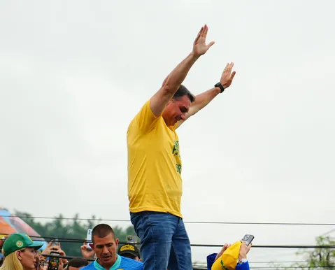 Flávio Bolsonaro registra voto no Rio e segue para apuração - Imagem