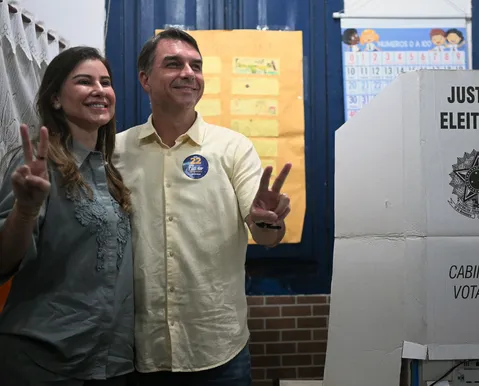 Flávio Bolsonaro vota no Rio de Janeiro e embarca para Brasília