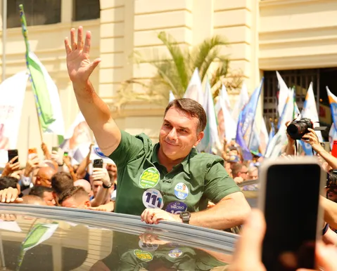 Após polêmica, Flávio Bolsonaro explica fala sobre “Brasil de Jesus”