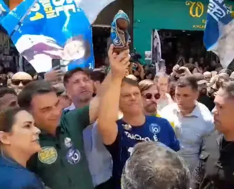 Flávio Bolsonaro se arrepende e exibe imagem de Nossa Senhora após polêmica