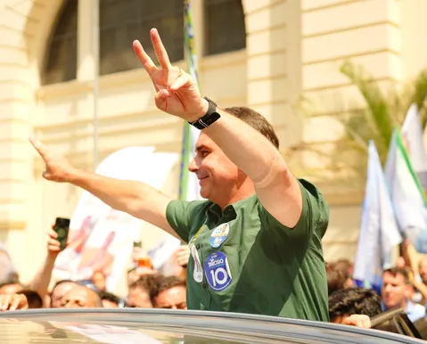 Flávio surpreende e escolhe cidade do interior para fechar campanha