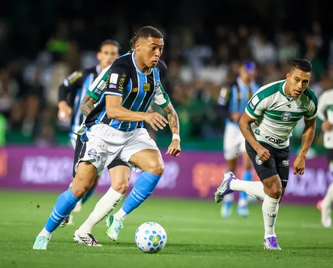 Grêmio vence a primeira fora de casa e acende alerta para o Vitória - Imagem