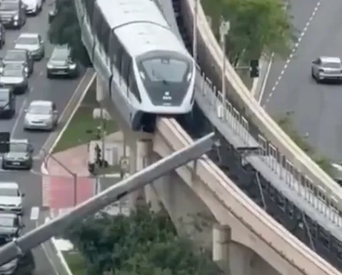 Guindaste cai sobre trilhos de monotrilho e é atingido por trem