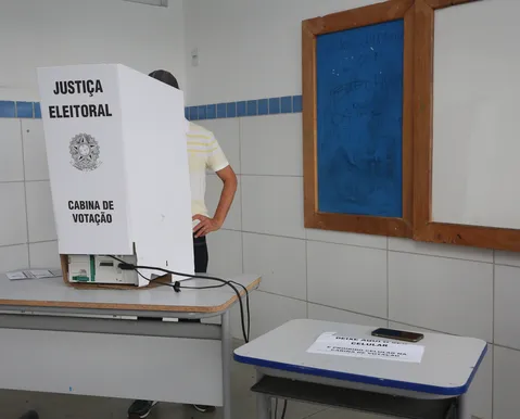 Hugo Motta anuncia mudança na eleição de deputados; entenda o voto distrital misto