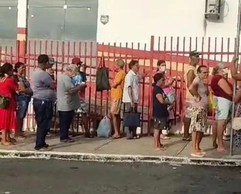 ​Idosos madrugam em calçadas por exames e consultas na Saúde de Jequié