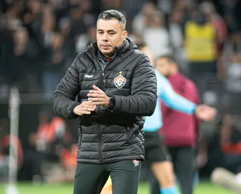 "Imagina ter investimento e não vencer o Vitória", cutuca Jair Ventura