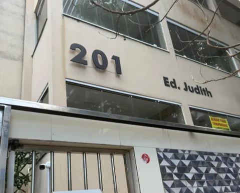 Incêndio destrói apartamento na Barra e deixa duas pessoas feridas
