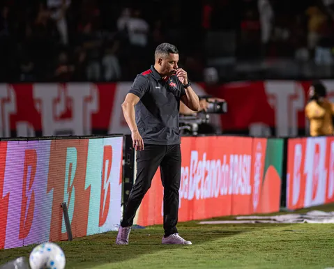 Jair afirma que não pedirá demissão e admite "pior momento" no Vitória