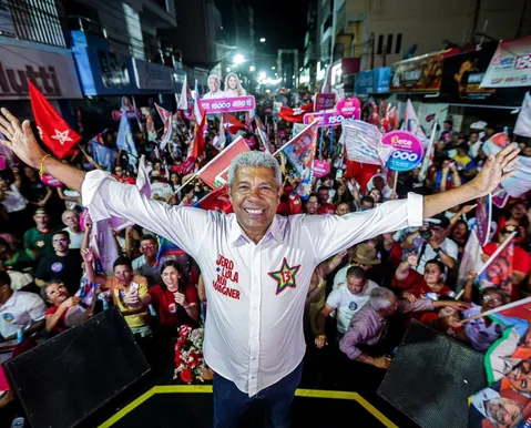 Jerônimo faz promessa a opositores em comício no oeste da Bahia