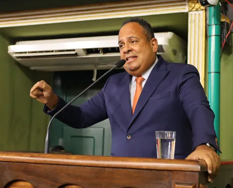 Jorge Araújo volta à Câmara de Salvador após baixo desempenho nas eleições