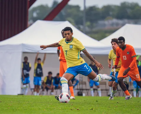 Kauê Furquim, joia do Bahia, brilha e vira artilheiro de competição da UEFA