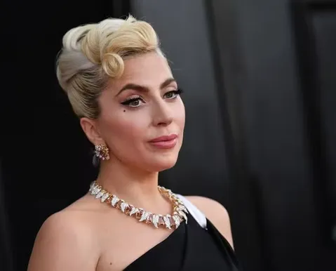 Lady Gaga dá à luz ao primeiro filho, diz jornal internacional
