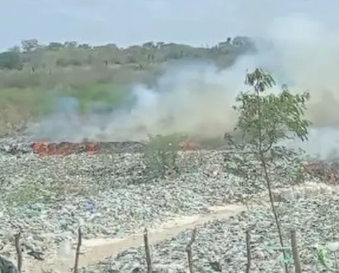 Incêndio em lixão de Senhor do Bonfim encobre cidade com fumaça - Imagem