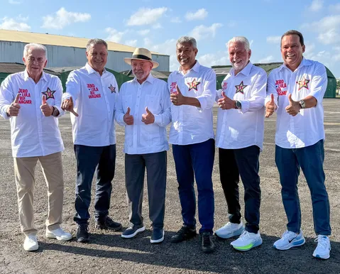 Lula chega a Salvador para liderar caminhada na Liberdade com Jerônimo