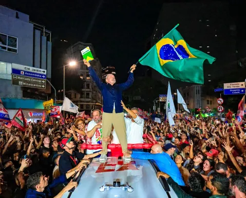 Após pesquisas, analista diz que Lula “começa a figurar com chances reais de vitória no domingo”