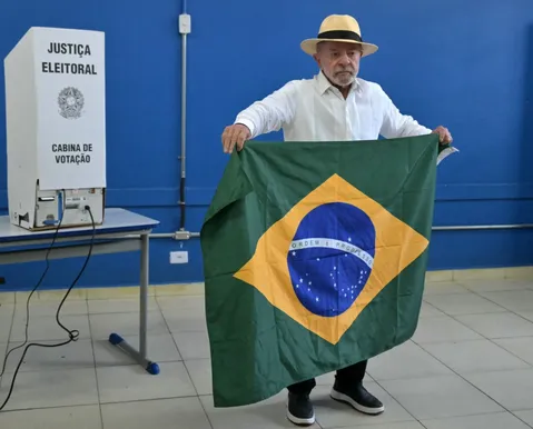 Fã-clubes de Taylor Swift, Beyoncé, BTS e Anitta se mobilizam em apoio a Lula