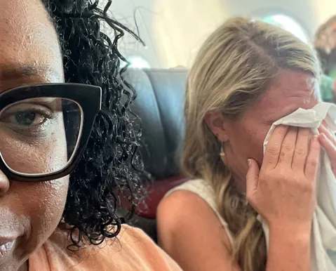 Passageira se recusa a trocar de lugar e mulher chora por 3 horas em voo - Imagem
