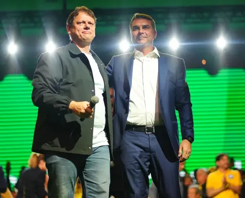 O conselho de Tarcísio de Freitas para Flávio Bolsonaro após derrota