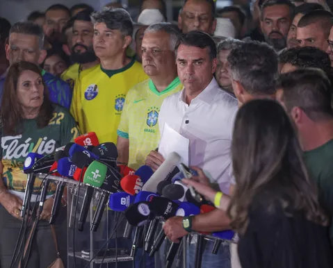 PF aciona autoridades da Argentina em meio à fuga de Flávio Bolsonaro