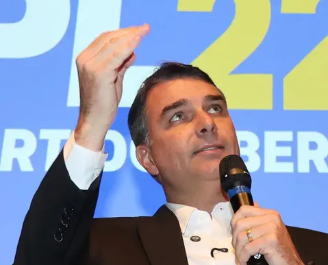 Flávio Bolsonaro acompanha julgamento de Moraes pela TV em hotel no Ceará
