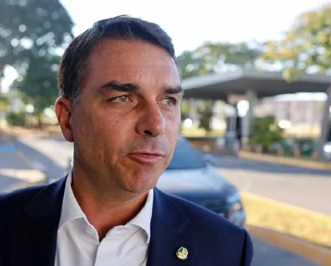 Flávio Bolsonaro planeja 200 decretos no primeiro dia de governo