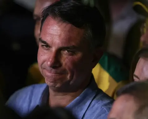 Post de Flávio Bolsonaro celebrando apreensão do passaporte de Lula volta a viralizar - Imagem