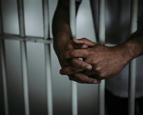 Por que criminosos têm penas de 100 anos e só cumprem 40 ou menos no Brasil?