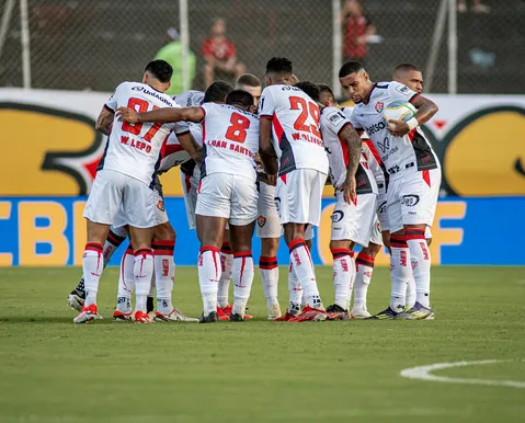 Queria de volta? Ex-Vitória rescinde com clube gigante após 186 jogos