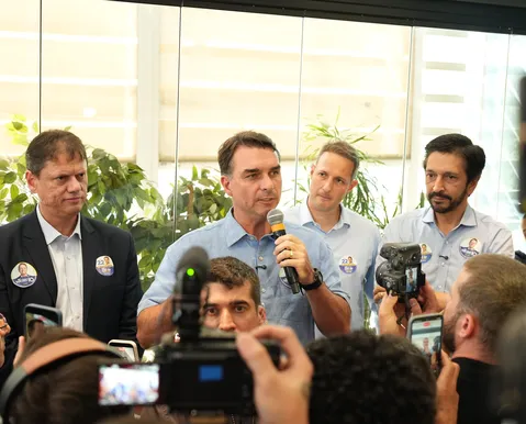 Receio do Caso Master faz Flávio Bolsonaro escolher novo alvo no STF