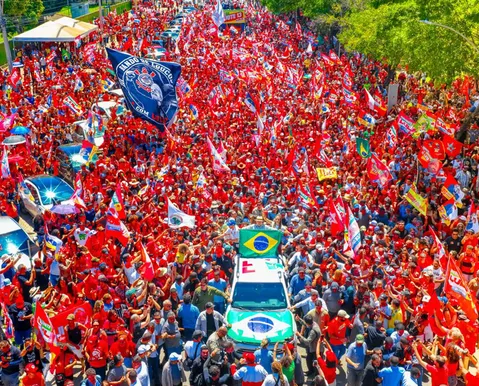 “Rei das selfies”: Lula faz primeira caminhada pós-1º turno - Imagem