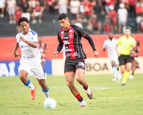Renê ignora oscilação do Vitória e engata melhor fase individual