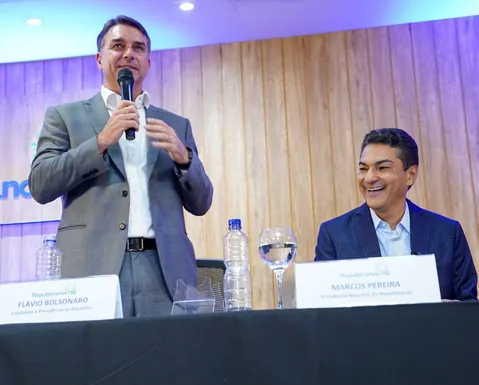 Republicanos pede a Flávio Bolsonaro apoio à permanência de Hugo Motta