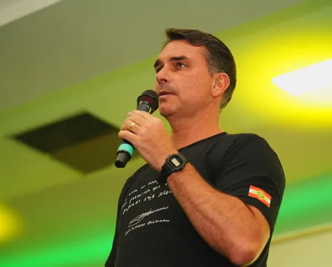 Flávio Bolsonaro admite mudanças na PEC do fim da escala 6x1 se for eleito