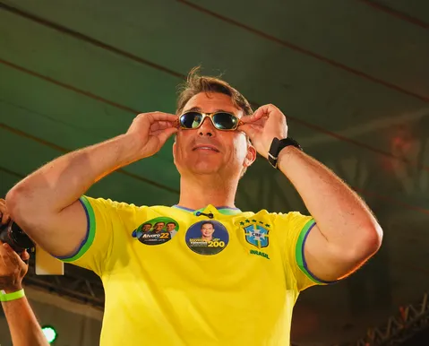 Flávio Bolsonaro acusa PT de fake news após agenda em MG não acontecer