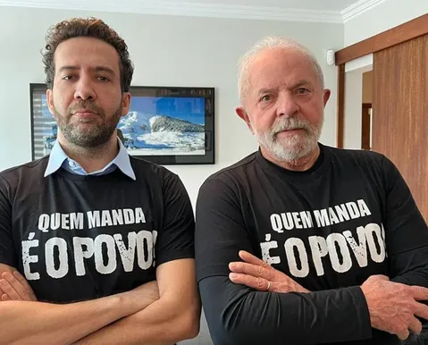 “Finge que apoia”: Janones dispara contra Flávio Bolsonaro após aprovação do fim da escala 6x1