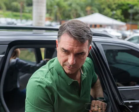 Vídeo: Carro usado em ato de Flávio Bolsonaro pega fogo - Imagem