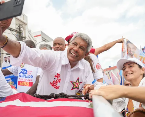 Jerônimo Rodrigues reúne multidão em caminhada em Santo Estêvão