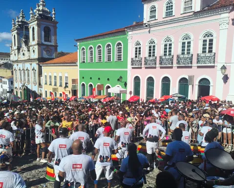 VÍDEO: Olodum se une à manifestação política de apoio a Lula com faixa gigante durante show - Imagem