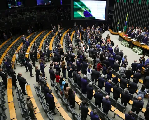 Votação da taxa das blusinhas acontece nesta segunda-feira (31/08)