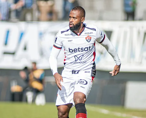 Ex-zagueiro do Vitória marca gol contra bizarro em jogo da Série B