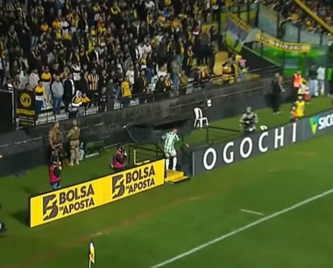 Zagueiro passa mal, vai ao banheiro durante jogo e depois faz gol decisivo
