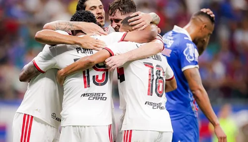 Torcida do Bahia arremessa copos após gol do Flamengo na Fonte Nova