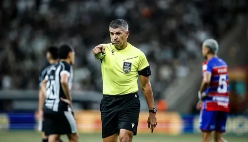 Árbitro histórico do futebol brasileiro se aposenta e ganha abraços de torcedores