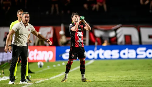Jair Ventura diz que pilares do Vitória não tiveram reposições "à altura"
